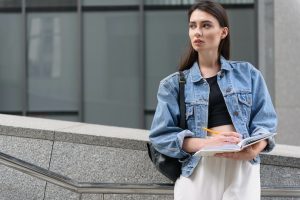 tips mix and match jaket jeans untuk perempuan